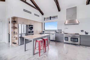 Fridge, microwave, oven, stovetop - Cape Town-5 houses on a 3 acre private waterfront estate, Pier, kayak launch! (Rockport)