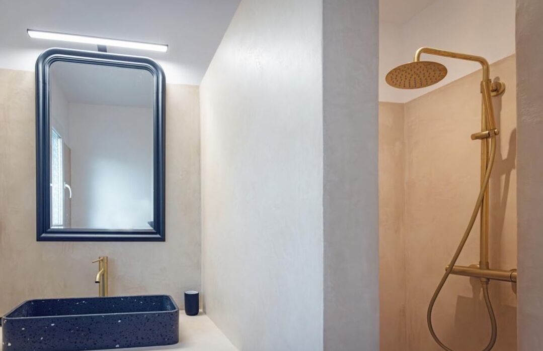 Douche, sèche-cheveux, serviettes fournies, savon