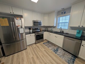 Køleskab, mikrobølgeovn, ovn, kogeplade