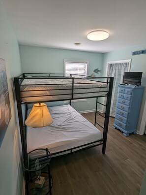 2 chambres, fer et planche à repasser, Wi-Fi gratuit, draps fournis