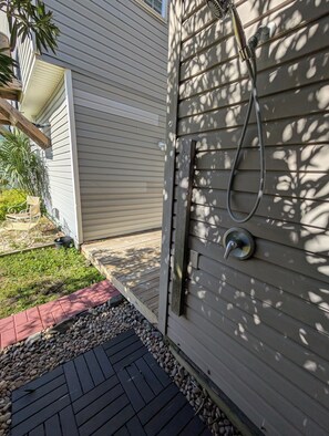 Property grounds - Pelican's Loft: Steps from the beach access  (Carolina Beach)