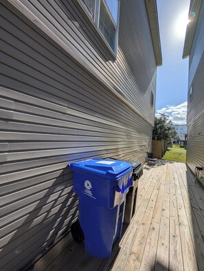 Property grounds - Pelican's Loft: Steps from the beach access  (Carolina Beach)