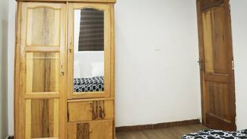 1 habitación, tabla de planchar con plancha, wifi y ropa de cama