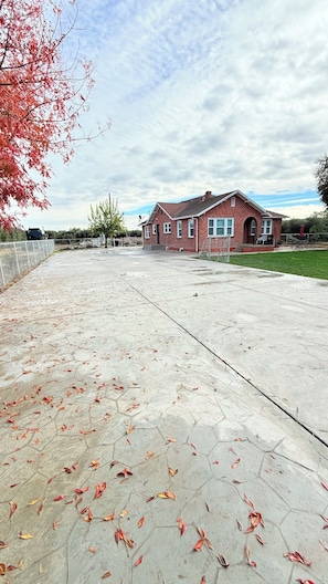 Property grounds - Cheerful cozy secured ranch style close 99 freeway&famous food restaurants  (Stockton)