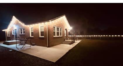 Cheerful cozy secured ranch style close 99 freeway&famous food restaurants
