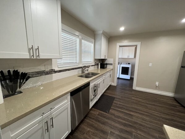 Kjøleskap, mikrobølgeovn, ovn og kokeplater