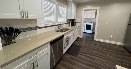 Cheerful cozy secured ranch style close 99 freeway&famous food restaurants