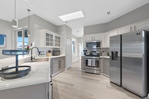 Réfrigérateur, four à micro-ondes, un four, surface de cuisson