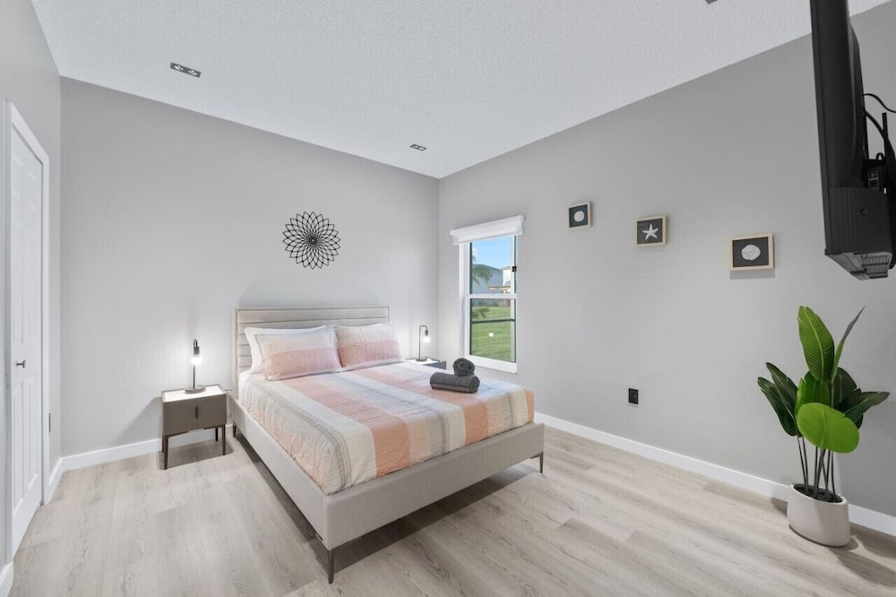 Vacation Sunset Home w/ Private Pool & Grill 5390 Crescent Lakes Vrbo