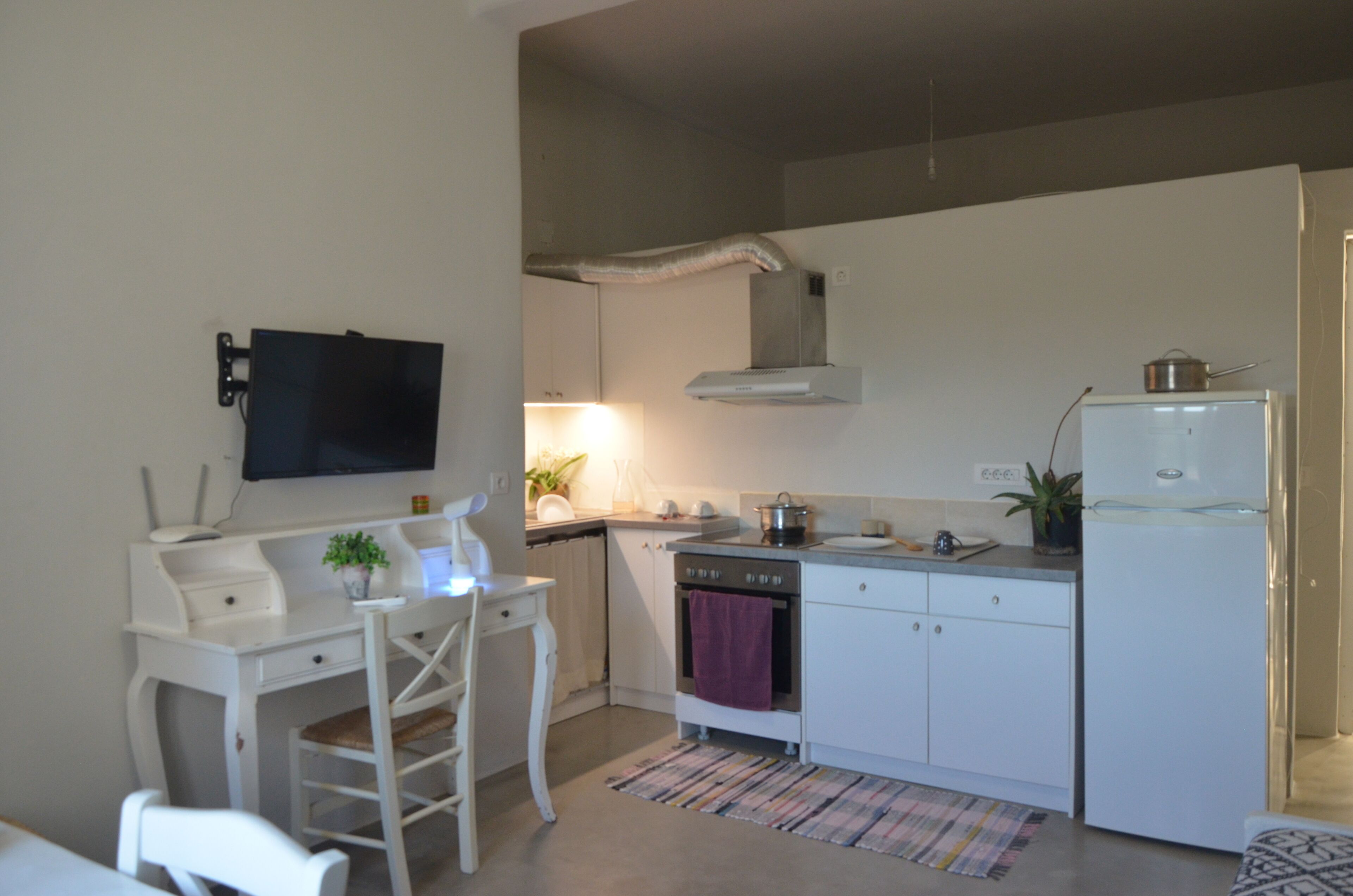 Stovetop, cookware/dishes/utensils, dining tables