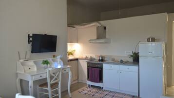 Parrilla de estufa, utensilios de cocina y comedor