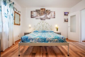 2 Schlafzimmer, Schreibtisch, Bügeleisen/Bügelbrett, Reisekinderbett
