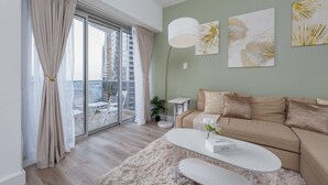 Ein modernes Wohnzimmer mit einer Couch, einem Couchtisch und Kunstwerken an der Wand.