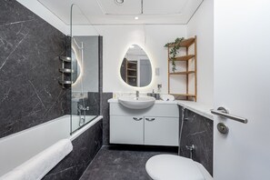 Secador de cabelo, toalhas de banho, sabonete, shampoo