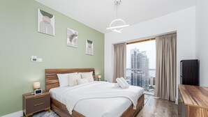 Ein modernes Schlafzimmer mit einem Holzbett, einem Nachttisch mit digitaler Uhr, einem großen Fenster mit Vorhängen und Blick auf die Stadt.