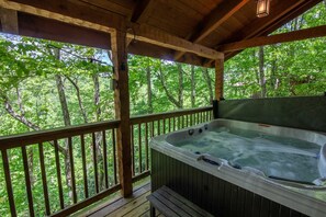 Outdoor spa tub - Seven Devils Mountain Cabin (Seven Devils)