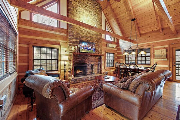 Smart TV, fireplace, offices - Seven Devils Mountain Cabin (Seven Devils)