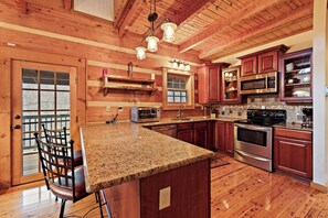 Fridge, microwave, oven, stovetop - Seven Devils Mountain Cabin (Seven Devils)