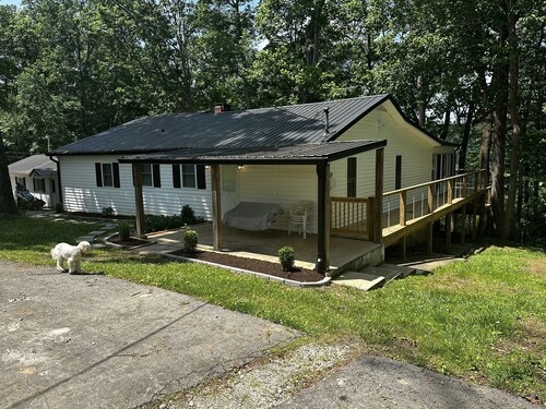 Modern Lodge! Lakeview Retreat! 2 mins to Lees Ford Marina
