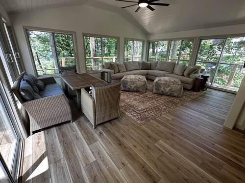 Modern Lodge! Lakeview Retreat! 2 mins to Lees Ford Marina