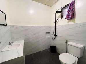 Superior Room | Bathroom - Peters Inn Puerto Galera (Puerto Galera)
