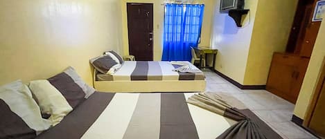 Quarto quádruplo | Escrivaninha, Wi-Fi de cortesia, roupa de cama