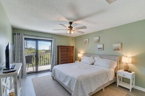 4 bedrooms, WiFi, bed sheets - Cotton Bayou Beach Retreat!
Short walk or drive to the beautiful beach! (Orange Beach)