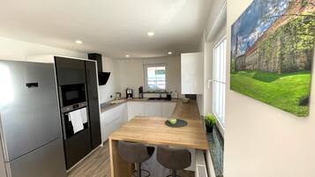 Frigorífico, microondas, horno y placa de cocina