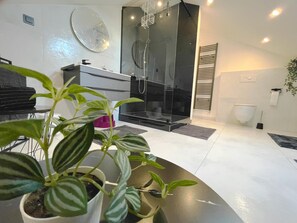 Een douche, een haardroger, handdoeken, zeep