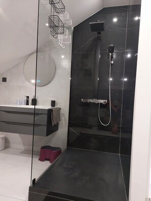 Douche, sèche-cheveux, serviettes fournies, savon