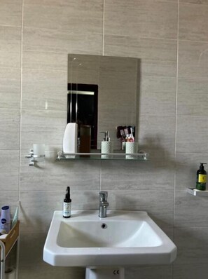 Bathroom - La Ligue Des Champions, 2 Chambres (Abidjan)