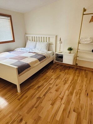 3 bedrooms, free WiFi, bed sheets - Bass Lake Cottage  (MacTier)