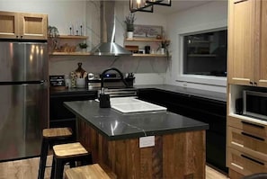 Microwave, oven, stovetop, dishwasher - Bass Lake Cottage (MacTier)