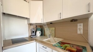 Coffee/tea maker, fridge, microwave, electric kettle - T2, 2ème sans ascenseur, garage, crique de Lanau (Sète)