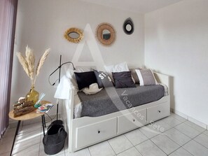 1 chambre, fer et planche Ă repasser