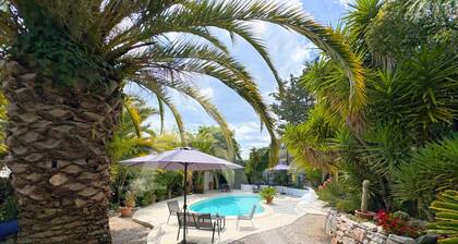 Villa T2 avec piscine privée, jardin paysagé et climatisation