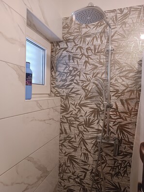 Doccia, asciugacapelli, bidet, asciugamani