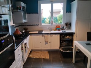 Mikrowelle, Ofen, Geschirrspüler, Kochgeschirr/Geschirr/Besteck