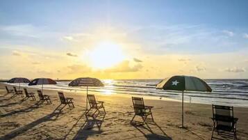 En la playa, camastros y toallas de playa