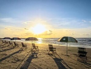 En la playa, sillas reclinables de playa, toallas de playa