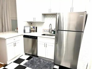 Refrigerador, microondas, horno y parrilla de estufa 