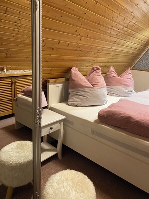 2 slaapkamers, een strijkplank/strijkijzer, gratis wifi, beddengoed