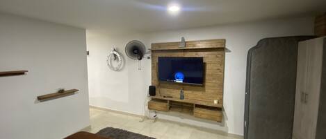 1 dormitori, planxa i posts de planxar, wifi i roba de llit