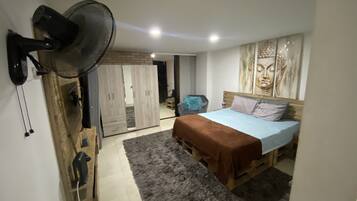 1 habitación, tabla de planchar con plancha, wifi y ropa de cama