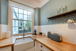 Microwave, oven, dishwasher, toaster - 1 Bed in Appledore (oc-s29081) (Appledore)