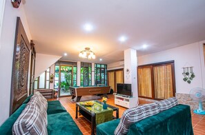 Living area - 4BDR Private pool Bali style villa Siya (Pattaya)