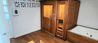 Large and Spacious House Near the Airport: Spa with Sauna and Jacuzzi