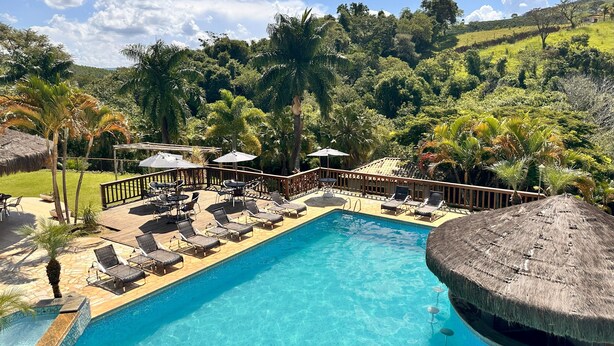 2 piscinas internas, 2 piscinas externas, guarda-sóis, espreguiçadeiras