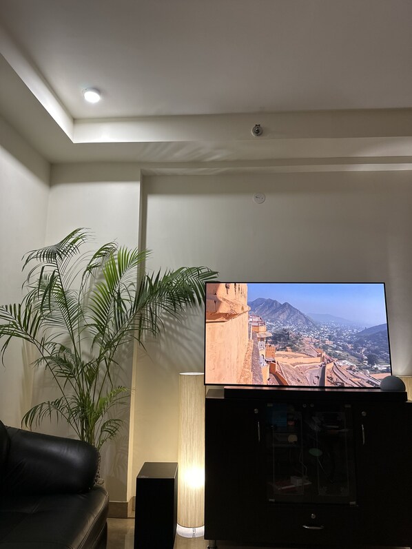 Interior - Cozy room in Apartment nestled in Pink City Jaipur with amazing Tour Experience (Jaipur)