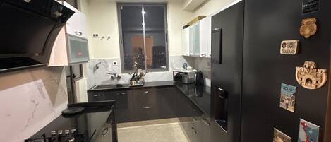 Een koelkast, een microgolfoven, een kookplaat, een broodrooster